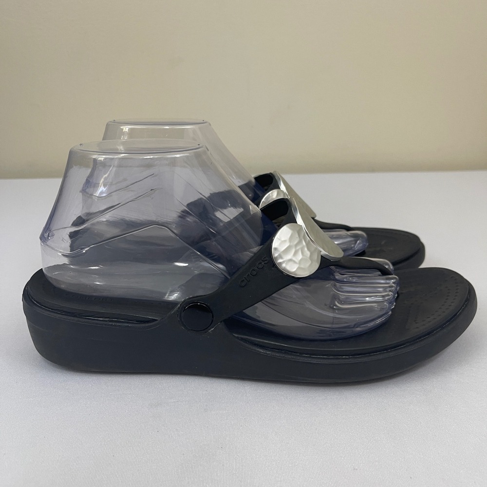 Crocs Sanrah Womens 10 Black Hammered Circle Medallion Thong Sandals Flip Flops - Picture 2 of 10